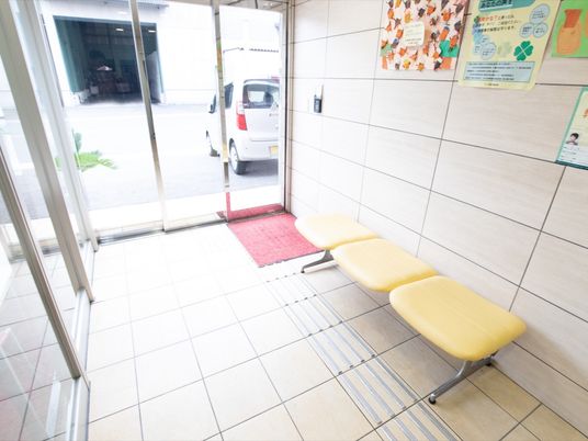 明るいエントランスベンチ