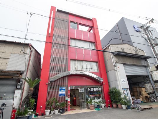 鮮やかな赤の建物外観