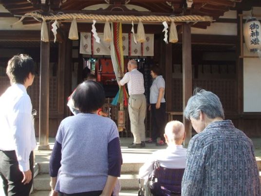 祭壇前の参拝者集合