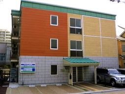 カラフルな外壁の建物