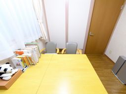 木目調のシンプルな居室