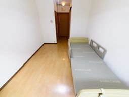 明るい居室のシングルベッド