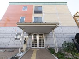 色とりどりの外壁の建物エントランス