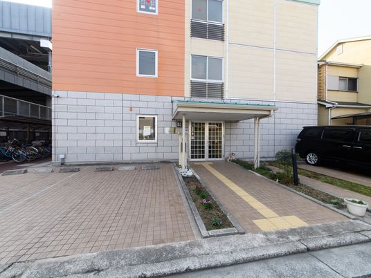明るい建物のエントランス