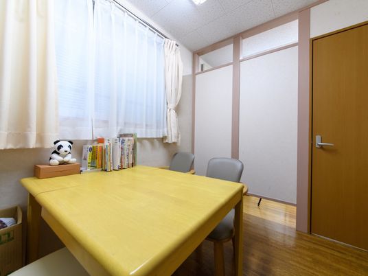居室のテーブルと本棚