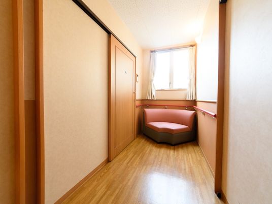 廊下と休憩用ベンチ