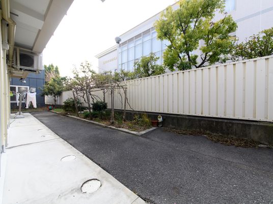 中庭の清潔な通路
