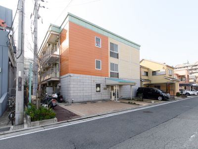 オレンジ色の建物外観