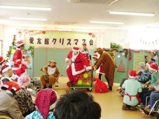 多目的スペースでクリスマスのイベントが開催されている。スタッフがサンタクロースやトナカイの仮装をしている。