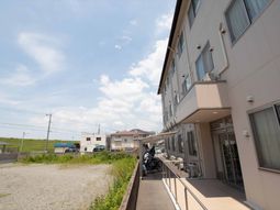 明るい日差しの建物外観