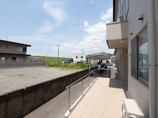 明るい日差しの廊下