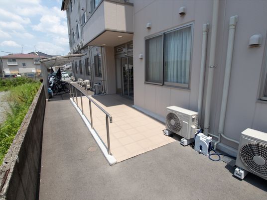 エントランスのバリアフリー通路
