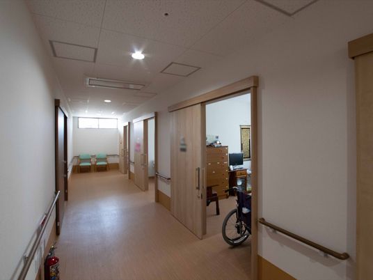廊下は幅が広く、車椅子をご利用の方同士がすれ違うことができ、安全に移動することができる。消火器を設置しており、緊急時も安心である。