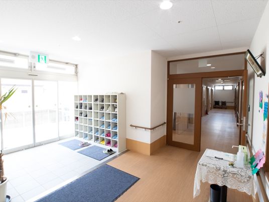 明るい廊下の入口