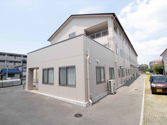 広々とした建物の外観