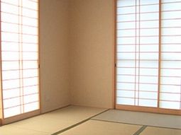 明るい和室の内観