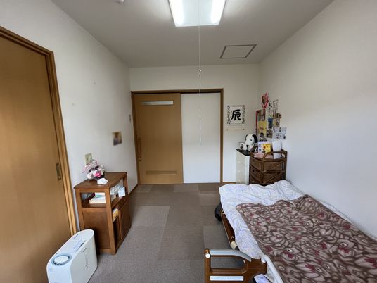 家具の整った居室