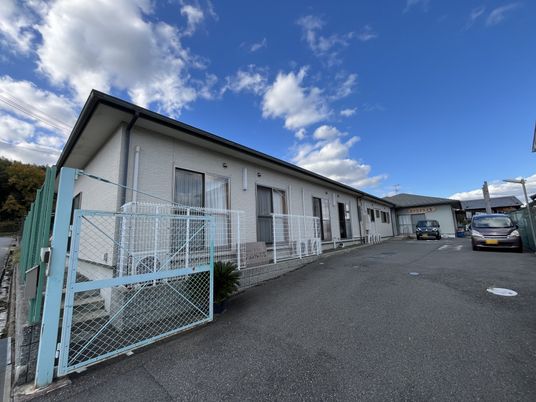 広い敷地にある建物外観
