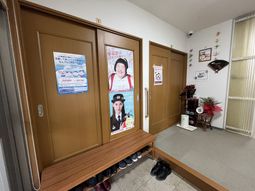 掲示物がある廊下