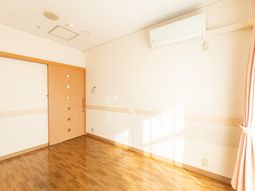 光の差し込む洋室