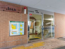 広いガラスの入り口