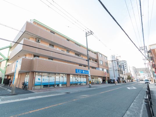 道路沿いの建物外観