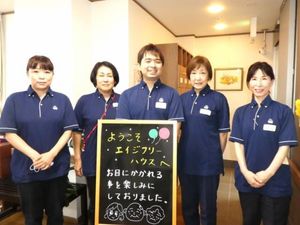 スタッフが並ぶエントランス  