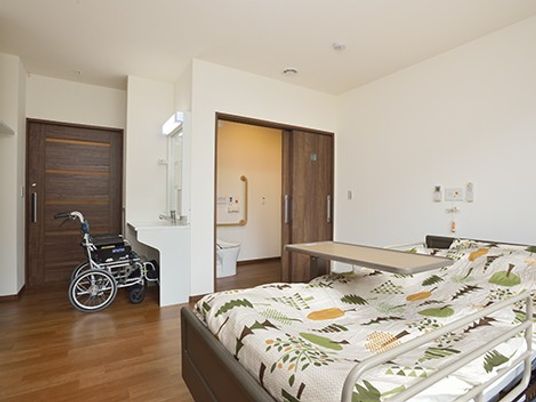 明るい居室とトイレの出入口  