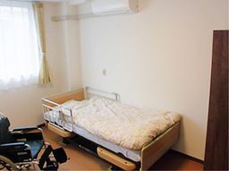 ベッドと車椅子の居室