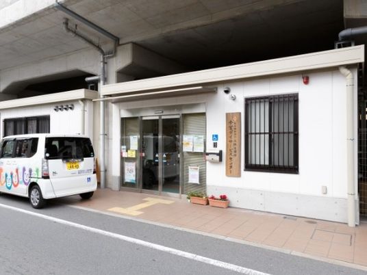 建物の正面入口  