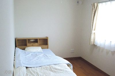 洋室のベッドと窓