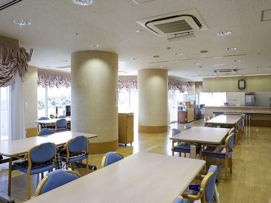 明るい食堂の広い空間  