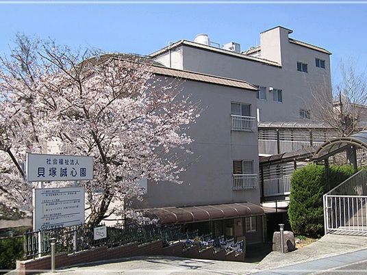 桜が咲く施設外観  
