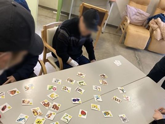 みんなでゲームを楽しむ居室