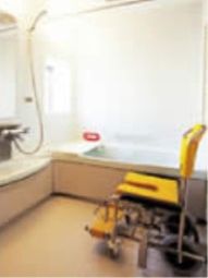 清潔な浴室と椅子