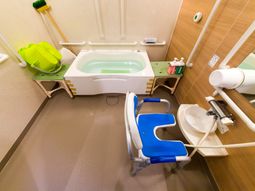 バリアフリーの清潔な浴室