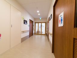 廊下の明るい様子