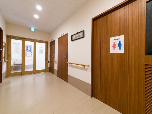 清潔な廊下と案内表示