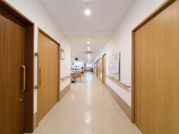 清潔な廊下と開放感