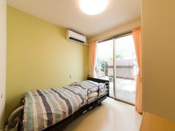 明るい個室の居室