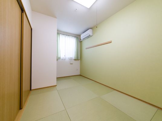 明るい和室の一角