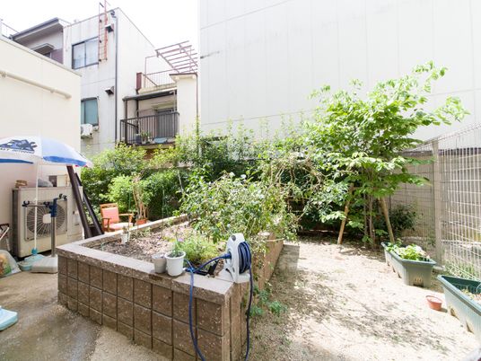 緑あふれる施設の庭
