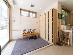 エントランスのロッカーとベンチ