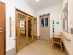 廊下とエレベーターの入り口