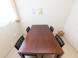 シンプルなダイニングテーブル