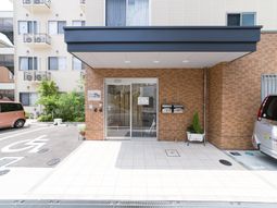 エントランスの明るい外観