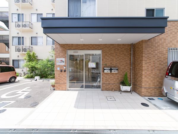 エントランスの明るい外観