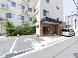 明るいエントランスの建物