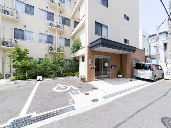 明るいエントランスの建物