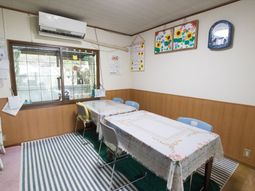 日差し入る明るい食堂